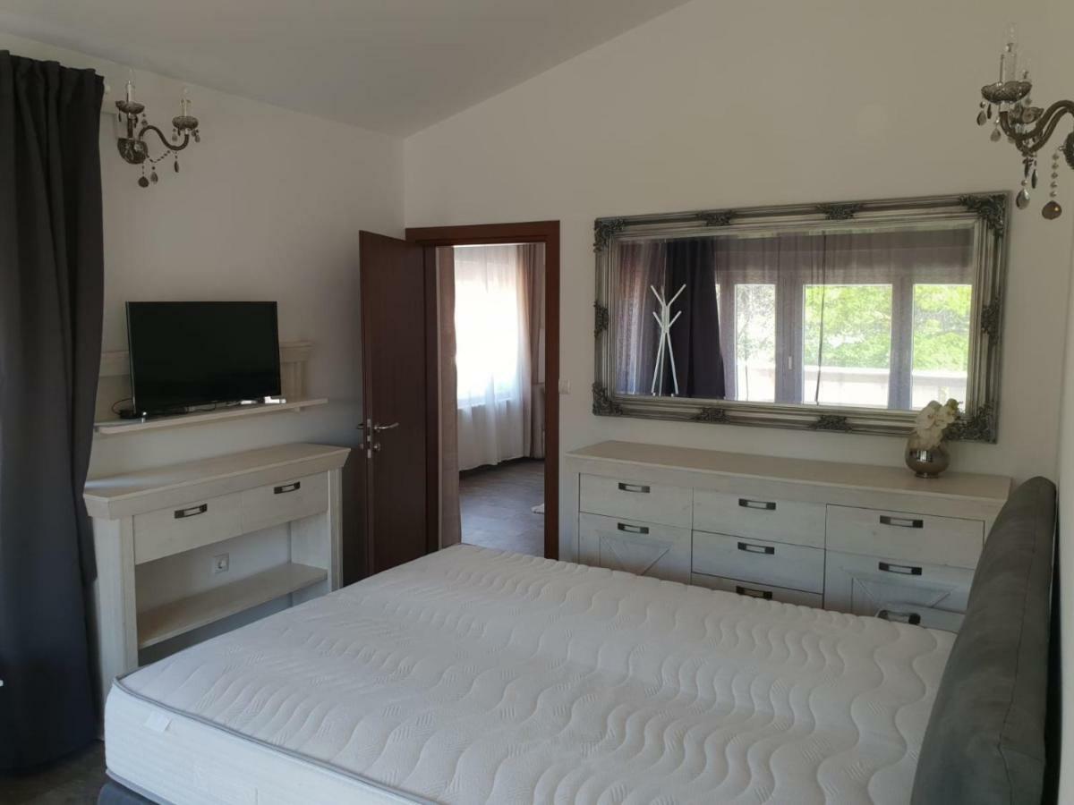 Grey Pearl With Free Ev Ch-Station Apartment Valbandon Exterior photo